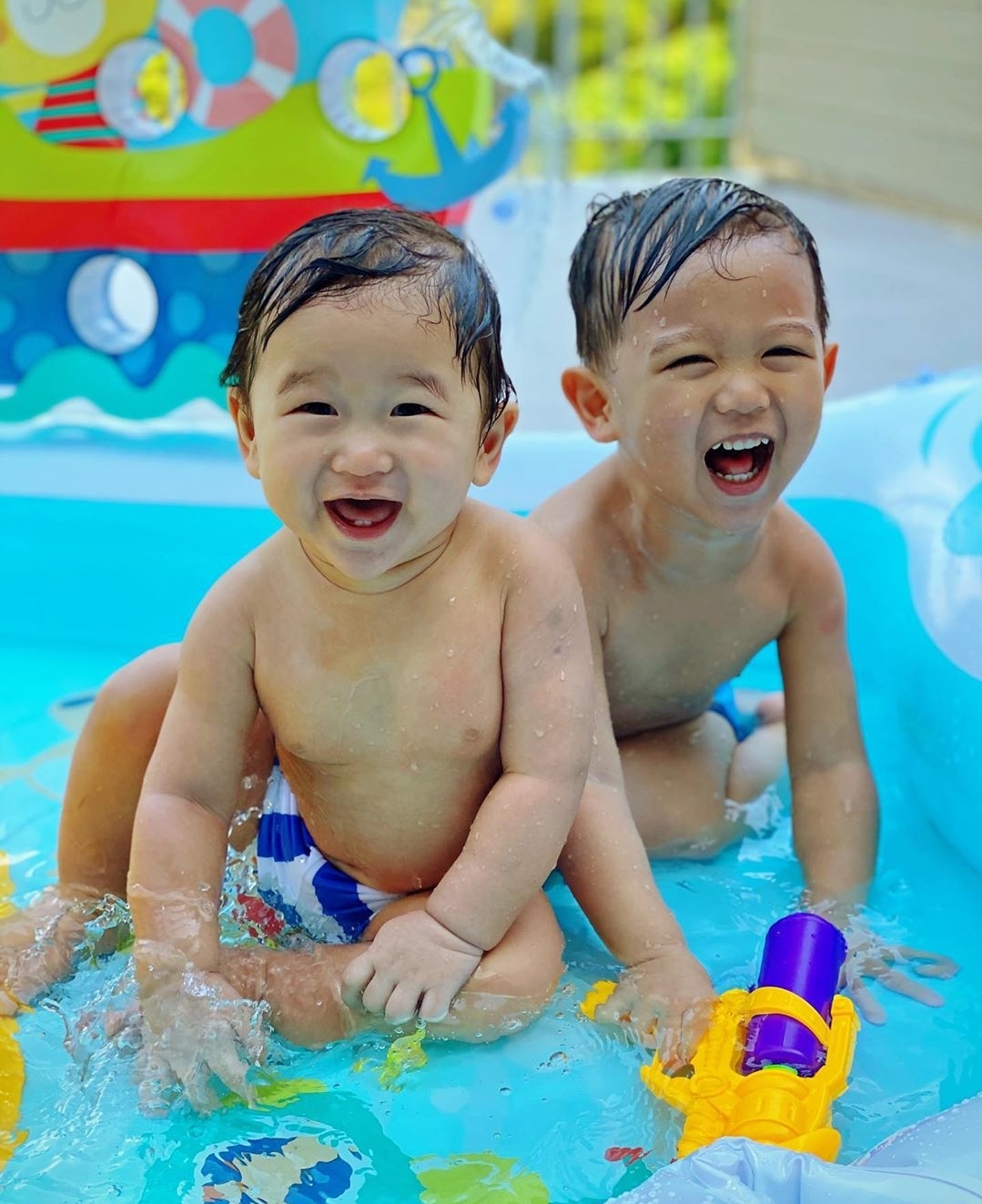 胡杏兒老公曬與兒子碼頭玩耍照，奕霆徒手“摘”夕陽，創意又溫情