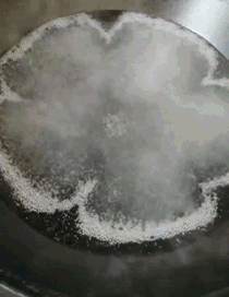 搞笑gif神评:别哭了,快把眼泪擦干
