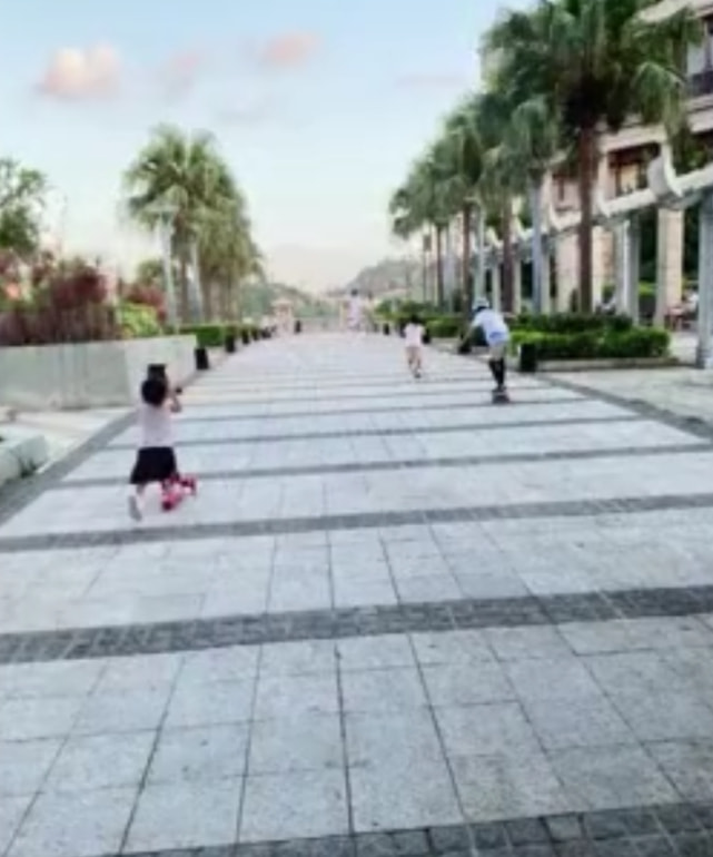 好幸福！郭晶晶晒一家五口温馨日常，与霍启刚爬山自拍秀足恩爱