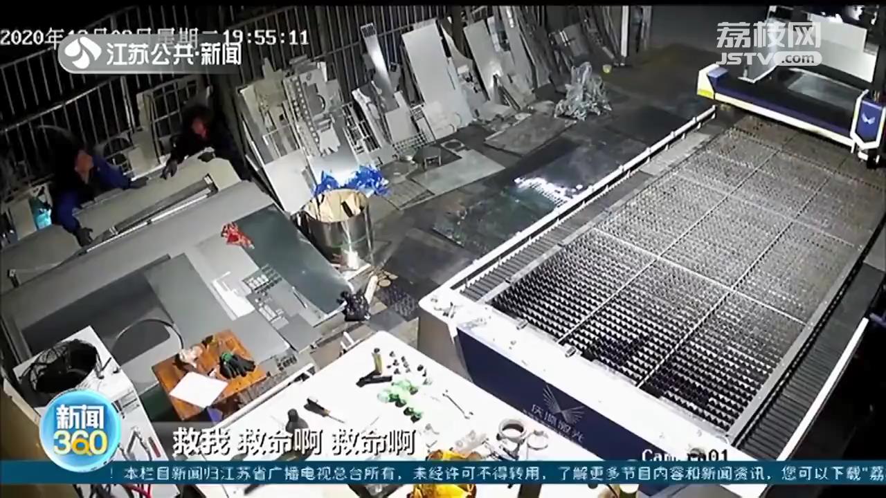 兴化：母子被压在4吨重钢板下 村主任喊来众村民合力救人