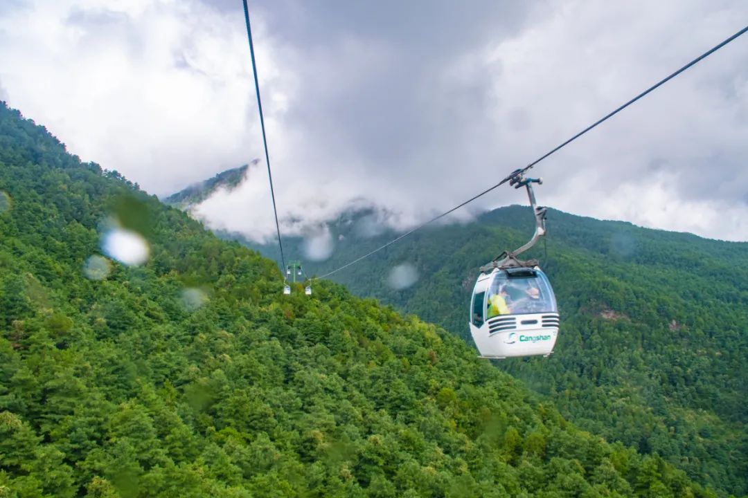 清碧溪位于苍山圣应峰和马龙峰之间的苍山大峡谷内,需乘坐【感通索道