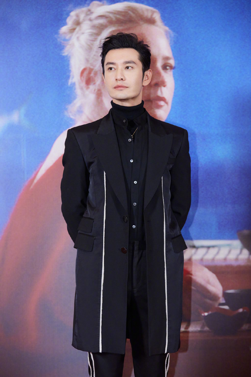 暴瘦30斤的黄晓明好清爽！穿西装变真颜霸，表情