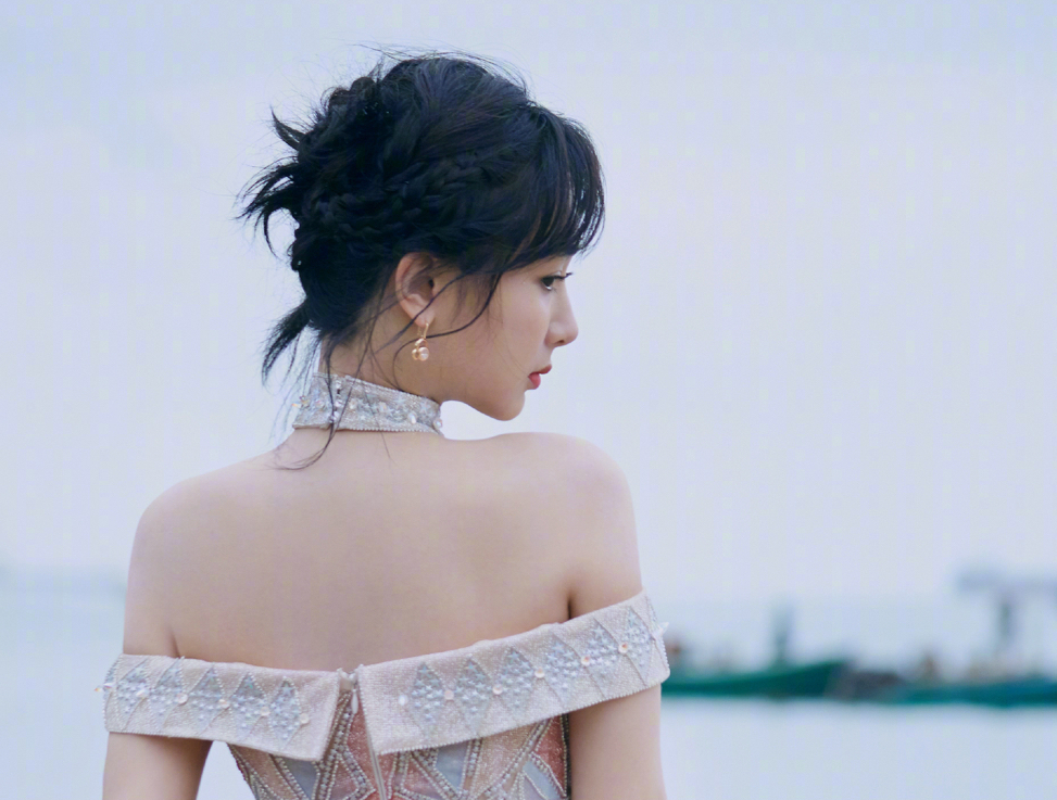 金鹰奖又开始评选，杨紫备受关注，有颜值有实力时尚受质疑