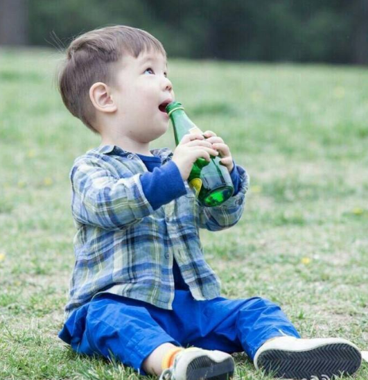 霍思燕晒照为嗯哼庆生，7岁嗯哼变清爽小帅哥，越长越像爸爸杜江