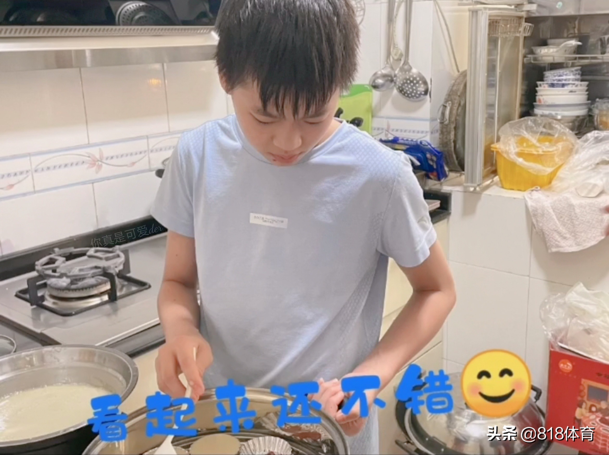 亲闺女！何教练带全红婵回自己家过节，小红跟着师母第一次做蛋糕