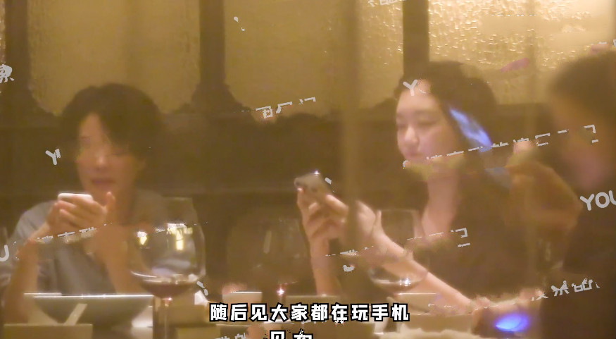 王菲现身聚会兴致高，和李嫣搭话烟酒不离手，