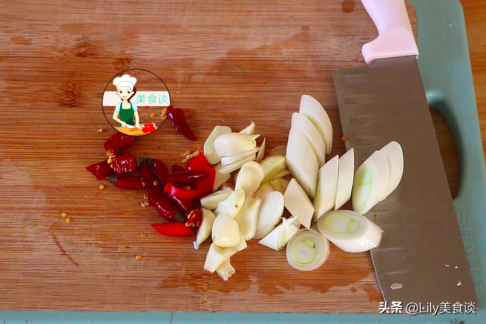 白菜燉豆腐時，先燉豆腐還是先炒白菜？ 都不對，大廚教你正確做法