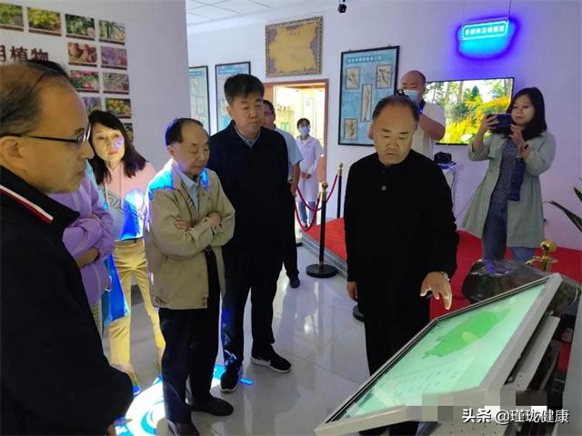 中国工程院院士陈君石一行到吴忠市利通区中医药博物馆参观访问