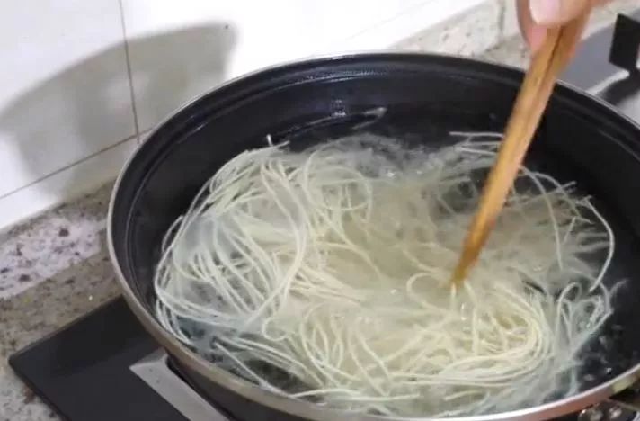 煮麵條時，水開下鍋就錯了！ 飯店老闆教你1招，入口爽滑又筋道