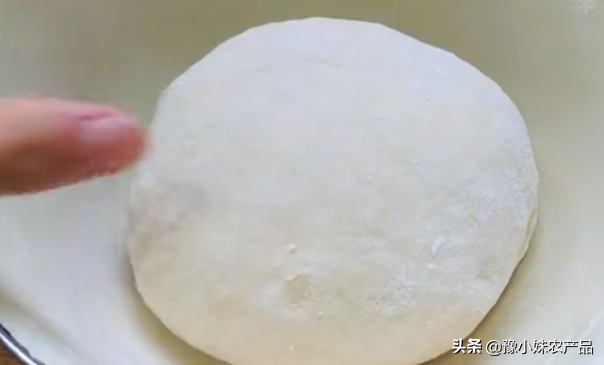 铁棍山药+鸡蛋做成小面食，内里绵软表皮香脆，香喷喷像小面包