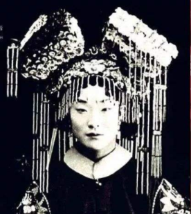 富家女拒绝嫁给穷书生，丫鬟自愿代替出嫁，多