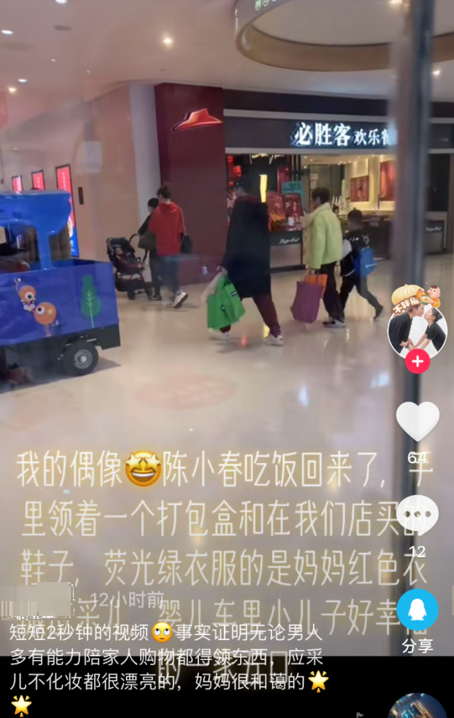 陳小春一家五口逛街，吃不完飯還打包好節儉，弟弟坐嬰兒車好乖