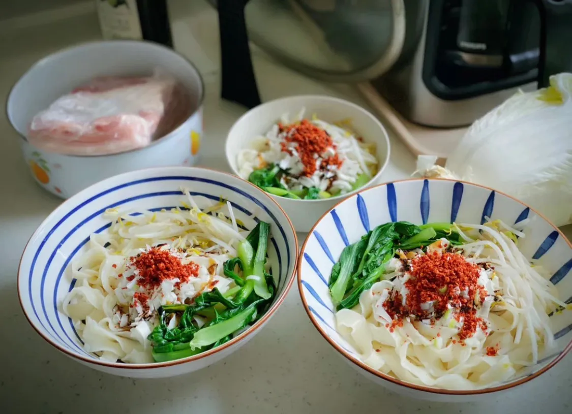 超简单的油泼面来啦,超好吃 美食做法 第2张 超简单的油泼面来啦,超好吃 美食做法 第2张