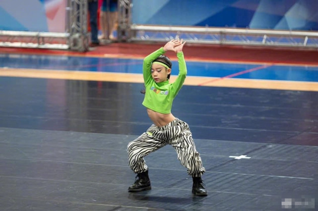 小S女儿秀倒立一字马，练出腹肌眼神坚定自信，妈妈直呼是碧昂丝