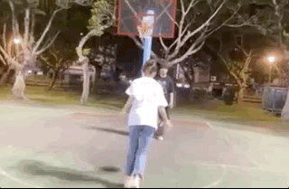 周杰倫攜嬌妻看球賽，昆凌笑容嬌羞摀嘴秀鑽戒，夫妻恩愛可見一斑