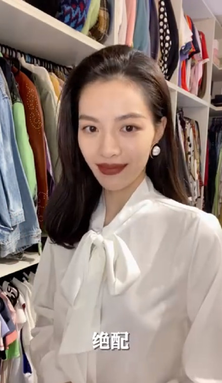 钟楚曦在线晒复古耳环收藏，秒变时髦港风女郎，高贵冷艳还有故事