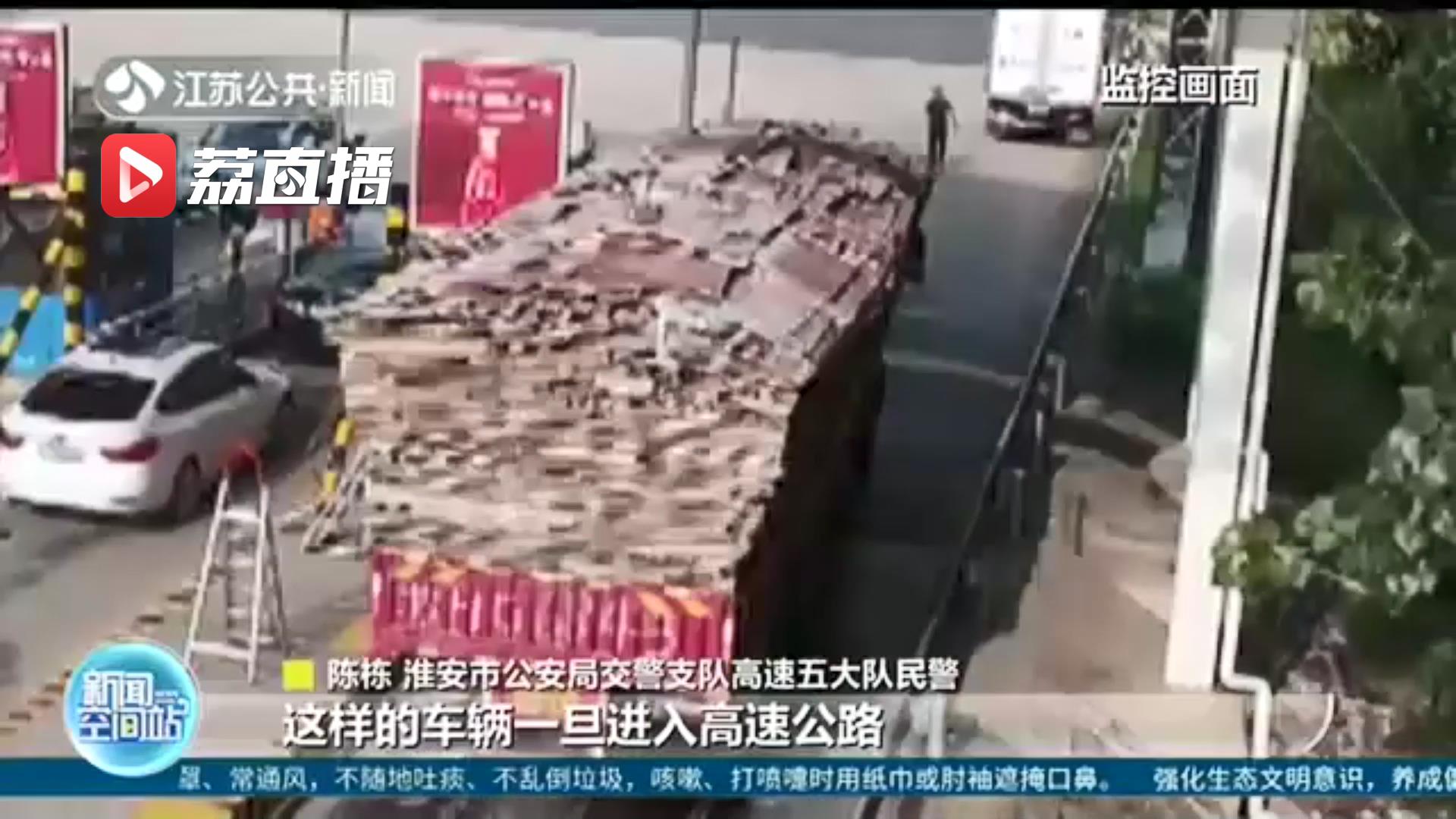 危险！核载3人的大货车驾驶室塞了8个人