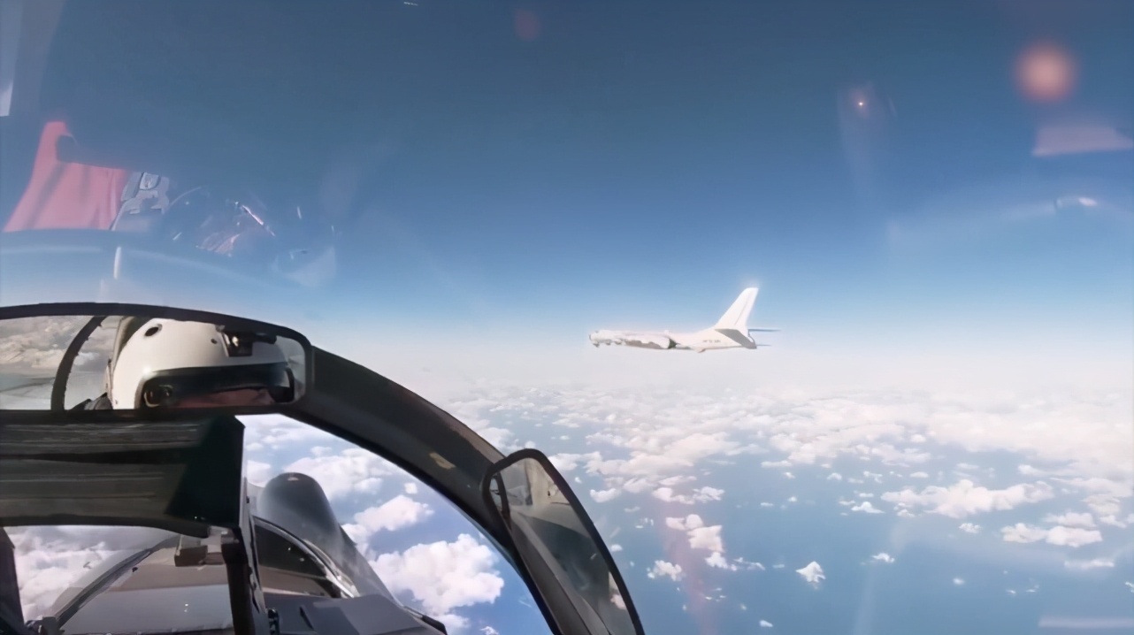 俄方出动苏-35为中俄轰炸机护航，日本出动F-15