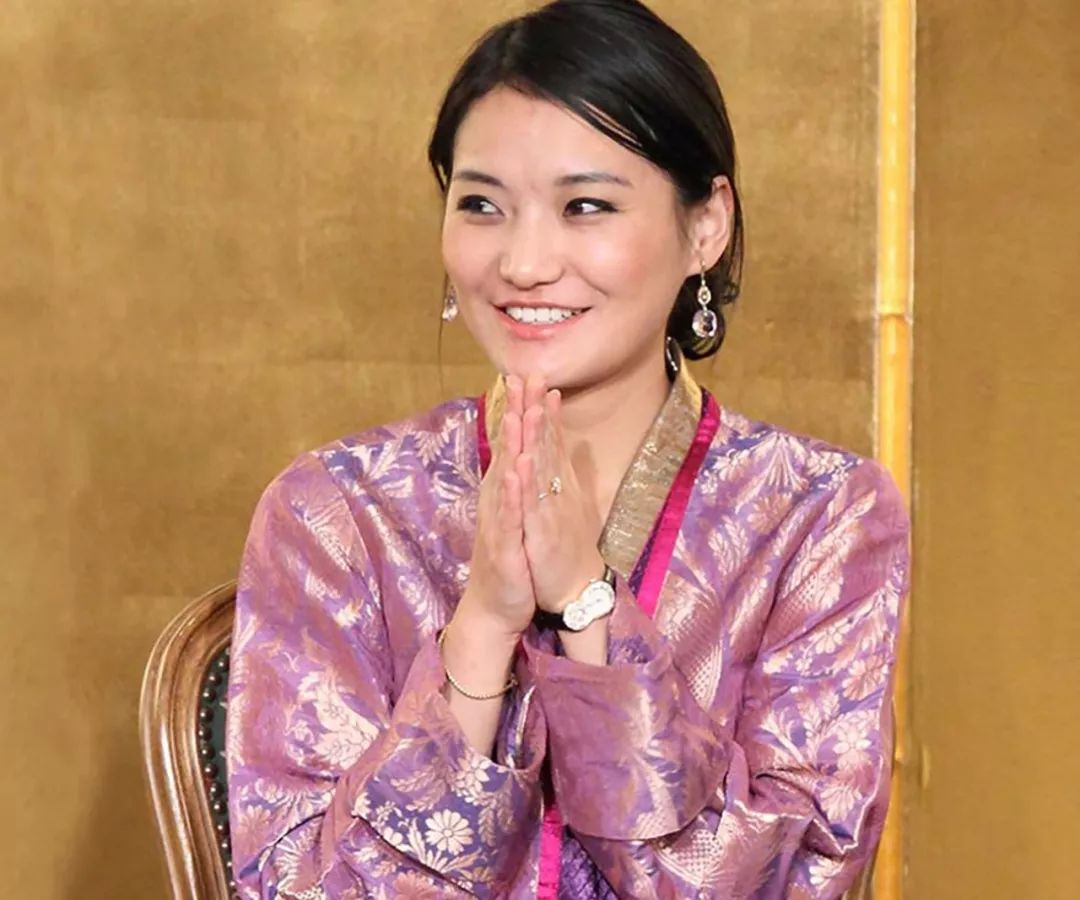 不丹30岁王后多爱美？出访印度穿露脚趾凉鞋，怀二胎穿绣花高跟鞋