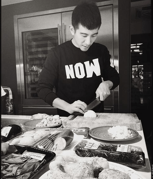 贾静雯亲自为女儿做美食，咘咘大赞妈妈厨艺，吃货模样古灵精怪