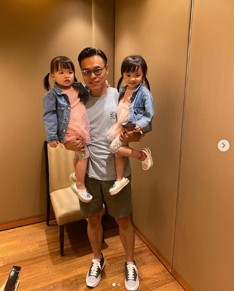熊黛林老公陪女兒提前過聖誕，雙胞胎姐妹紮馬尾出鏡，越長越可愛