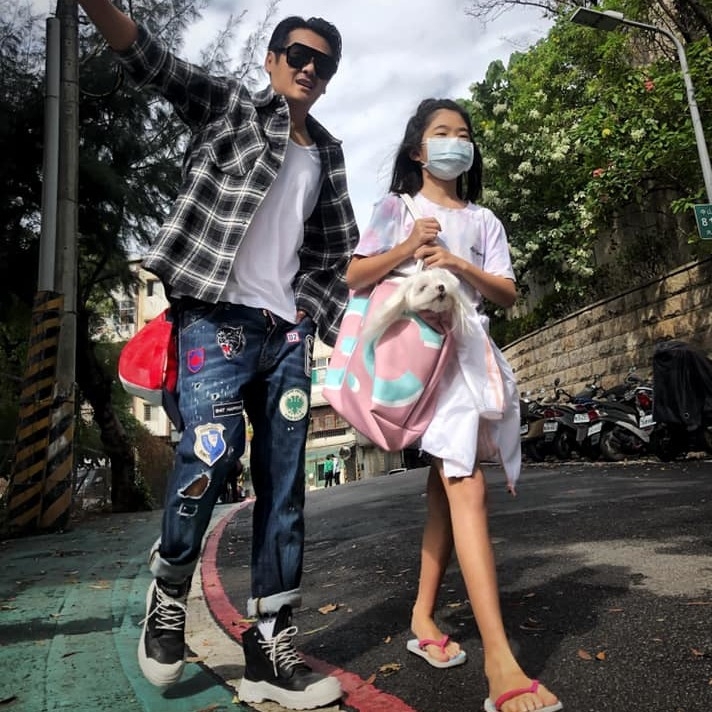 曹格的女儿长大了！从包子脸小软萌变成长腿美少女