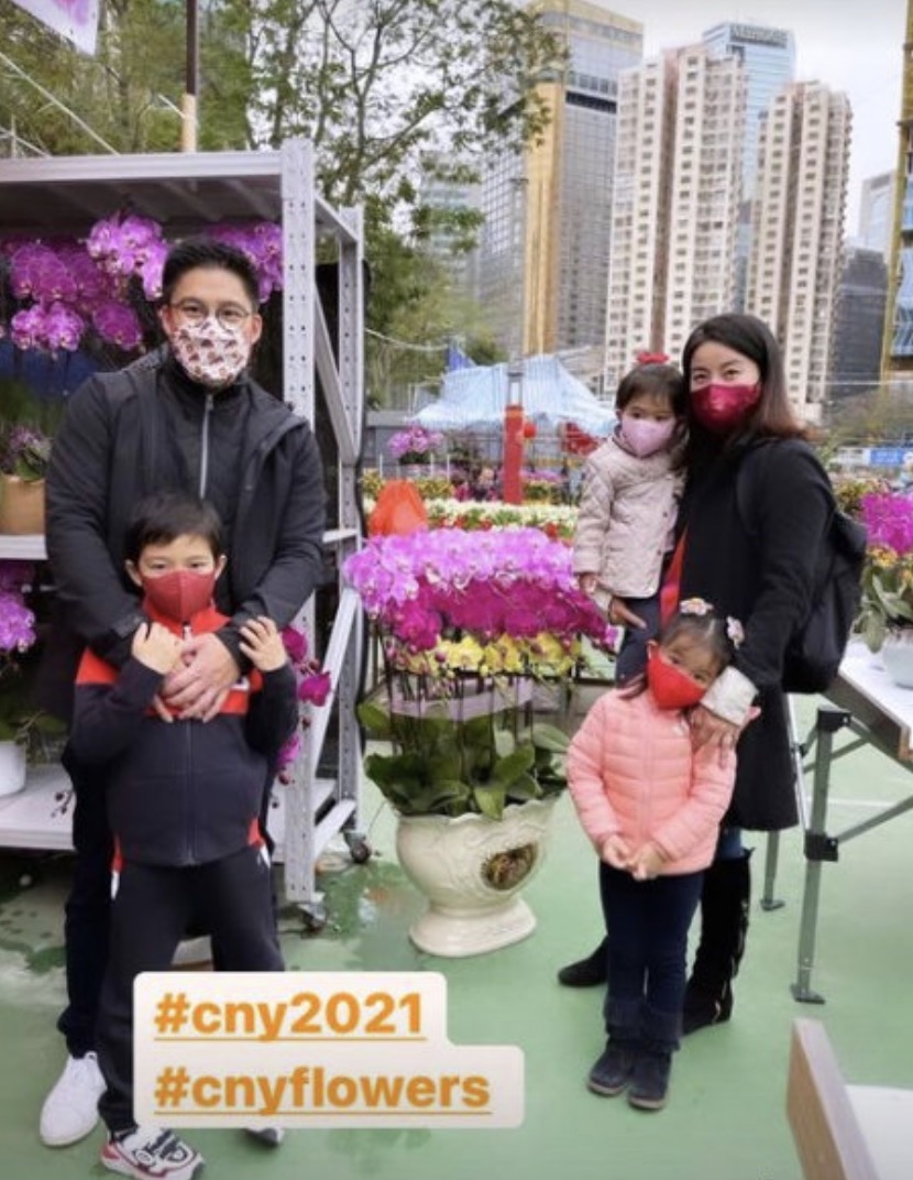 霍啟剛週末攜妻兒看畫展，兒子專注女兒秀氣，郭晶晶穿搭氣質佳