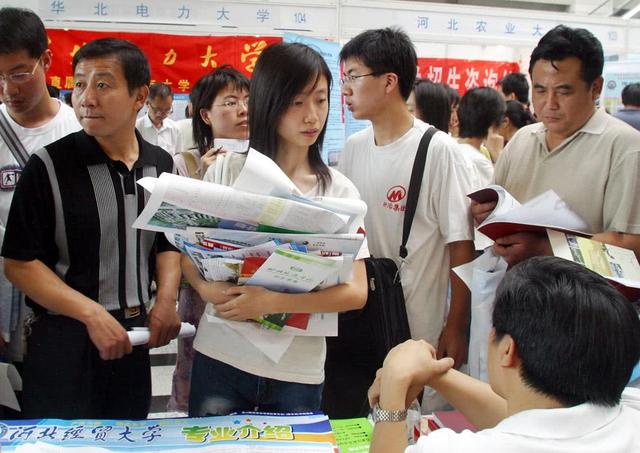 事关退休！“延迟退休”改为“工龄退休”？教师公务员都支持