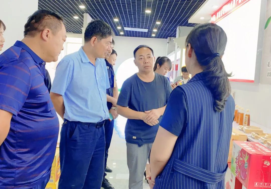 项城市商务局领导一行莅临郸城电商公共服务中心参观