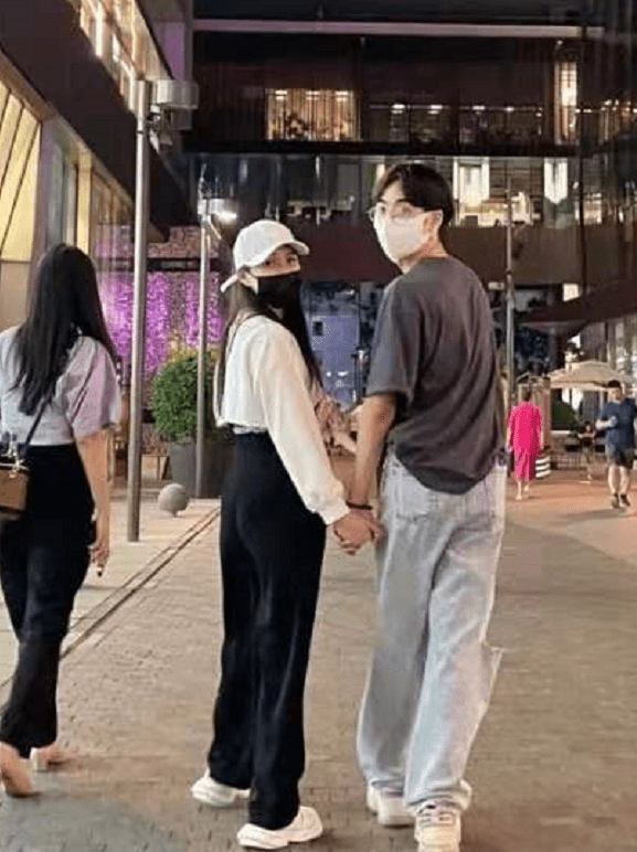 伊能静全力支持儿子事业，与哈利团队合影超自信，状态不输小年轻