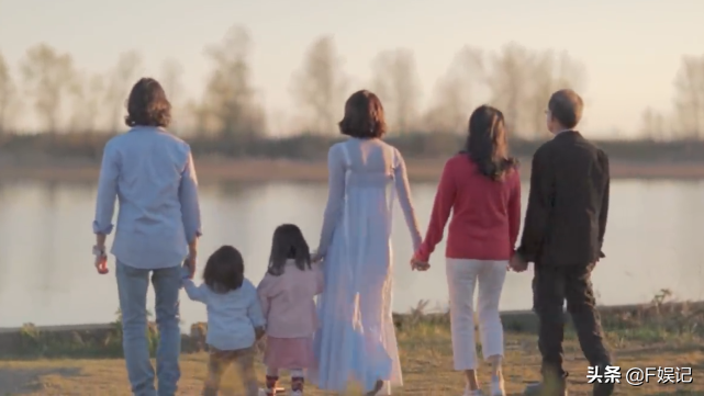 鍾嘉欣帶子女和媽媽同框出鏡賀母親節一家人牽手的背影合照很溫馨