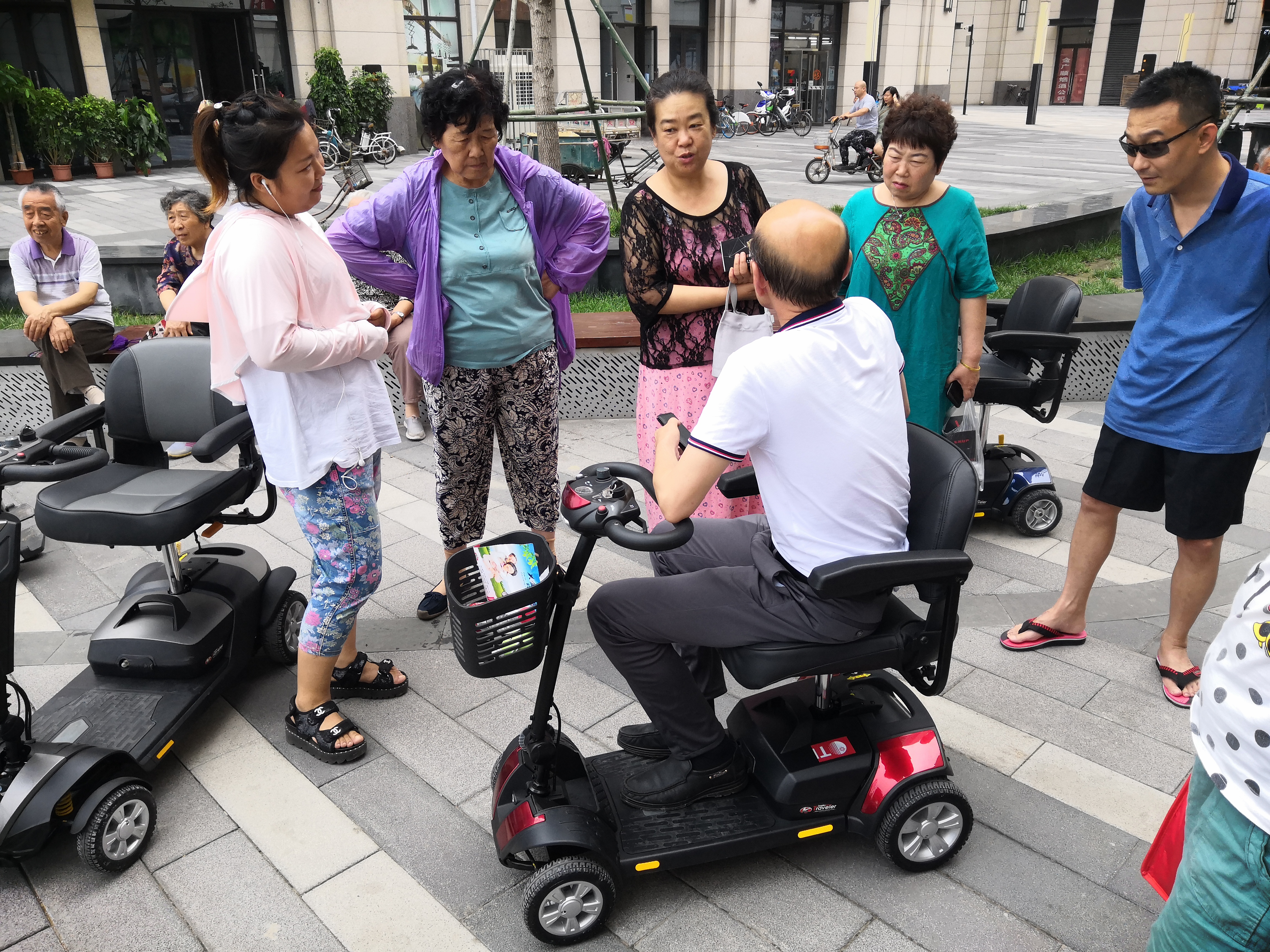 老人初学电动代步车应注意哪些问题?(开天乐代步车)