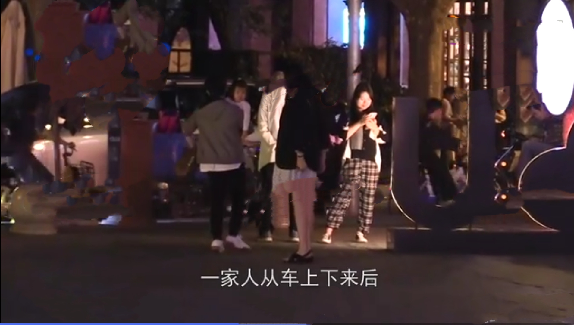 王祖藍一家出行，女兒追逐小貓超可愛，李亞男挺孕肚跟拍畫面溫馨