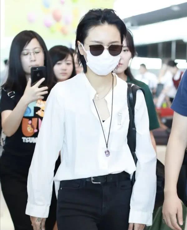 周笔畅素颜暗沉又消瘦，34岁打扮成大妈，让人觉