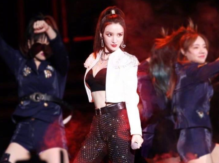 《乘风破浪》姐姐穿搭，张雨绮裙子一万多，她