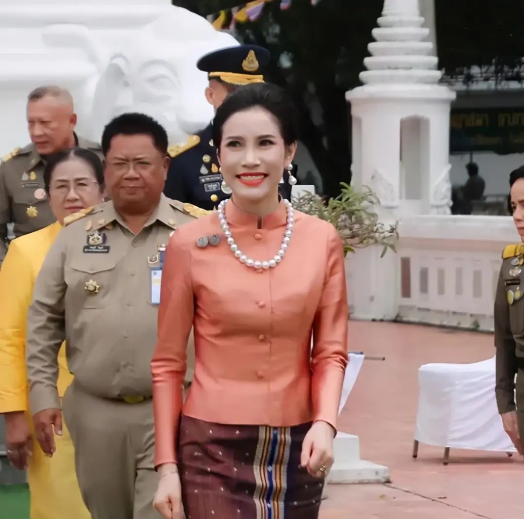 泰国“甄嬛”宠冠六宫！跪地上挑选礼服，泰王