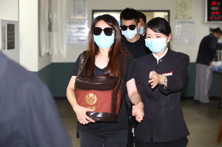 黄鸿升爸爸撇禁忌二殡送别爱子，妹妹悲戚捧哥哥骨灰泛泪离去