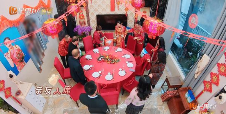 何雯娜出阁酒太寒酸？仅有一桌酒席，何雯娜母