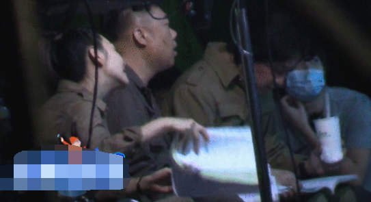 张雨绮横店与潘粤明拍戏，保姆带龙凤胎片场探