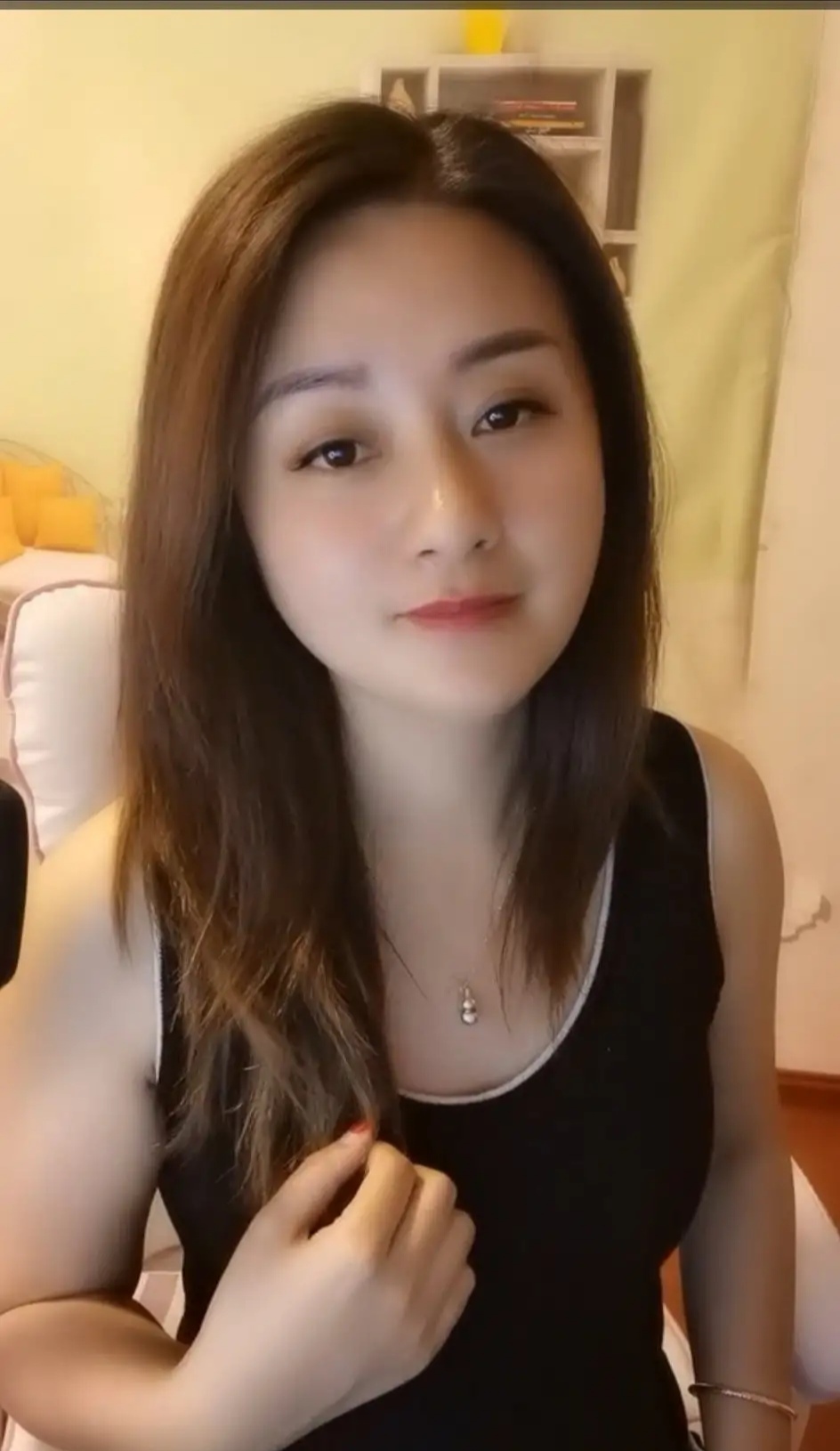 俏麗若三春之桃，清素若九秋之菊。