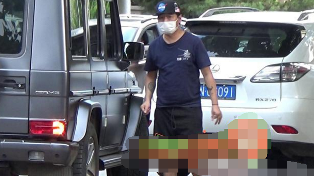 陈羽凡送儿子回前妻白百何家中，元宝个头超过爸爸肩膀，父子嬉笑