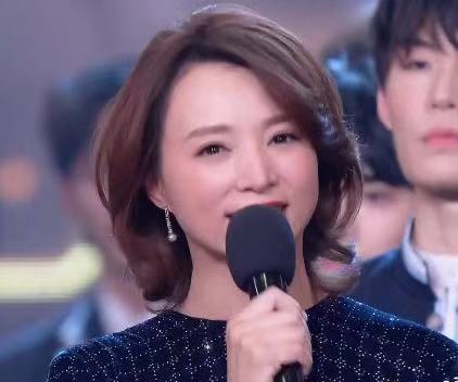 董卿回归跨年晚会！李梓萌妆容翻车，朱迅穿刺