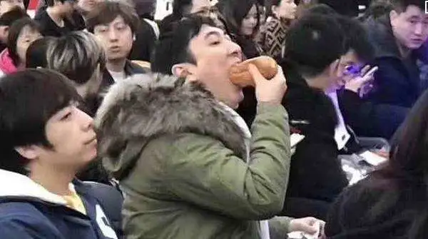 王思聪推荐小团团语音包，小团团：不知道如何回复上流人士