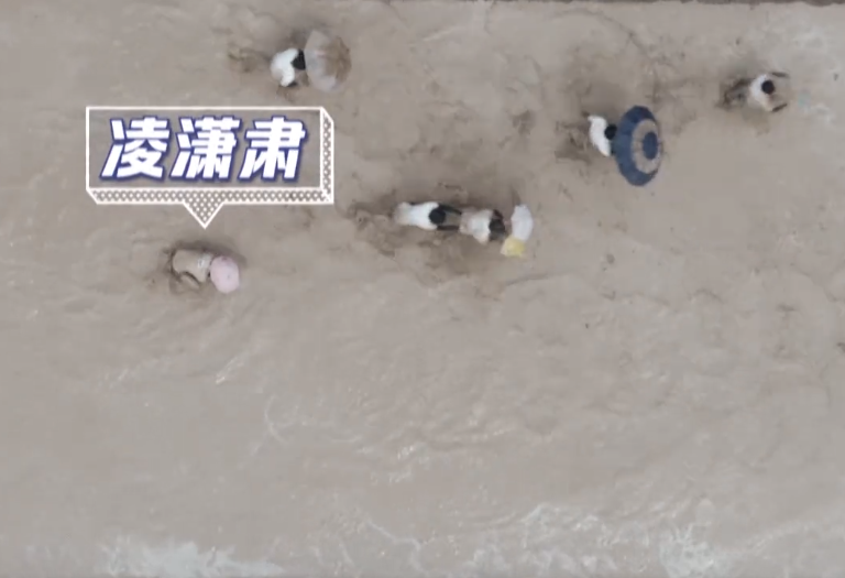 《奔跑吧》最不怕脏的嘉宾，玩游戏全程趴在泥水里，比郑恺还狠