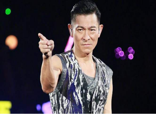 “内地情歌王”庞龙的自我毁灭史，他的过错，不仅是调侃了刘德华
