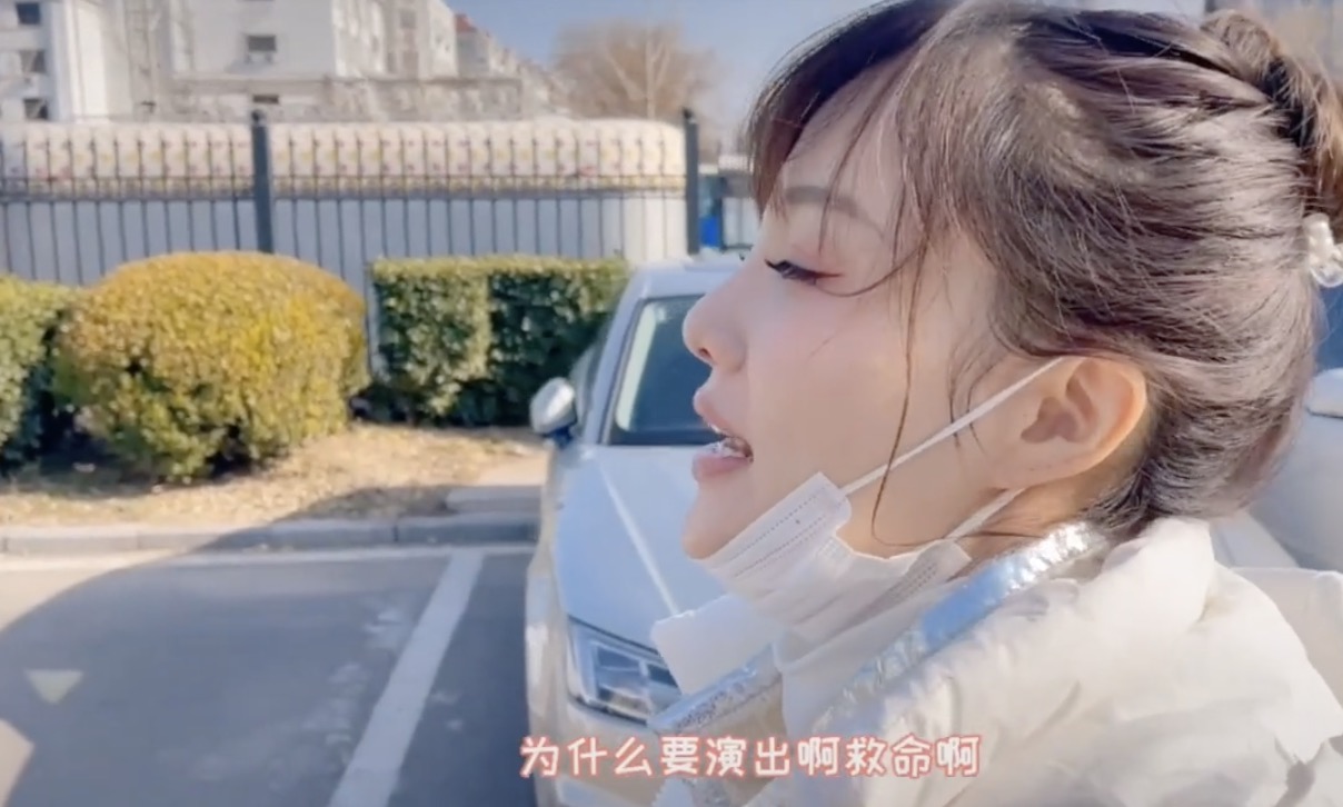 李小璐晒女儿钢琴演出花絮视频，甜馨安吉同框，男帅女靓超养眼