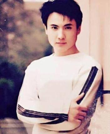 年轻时谁还不是大帅哥？沙溢沈腾不算啥，霍建