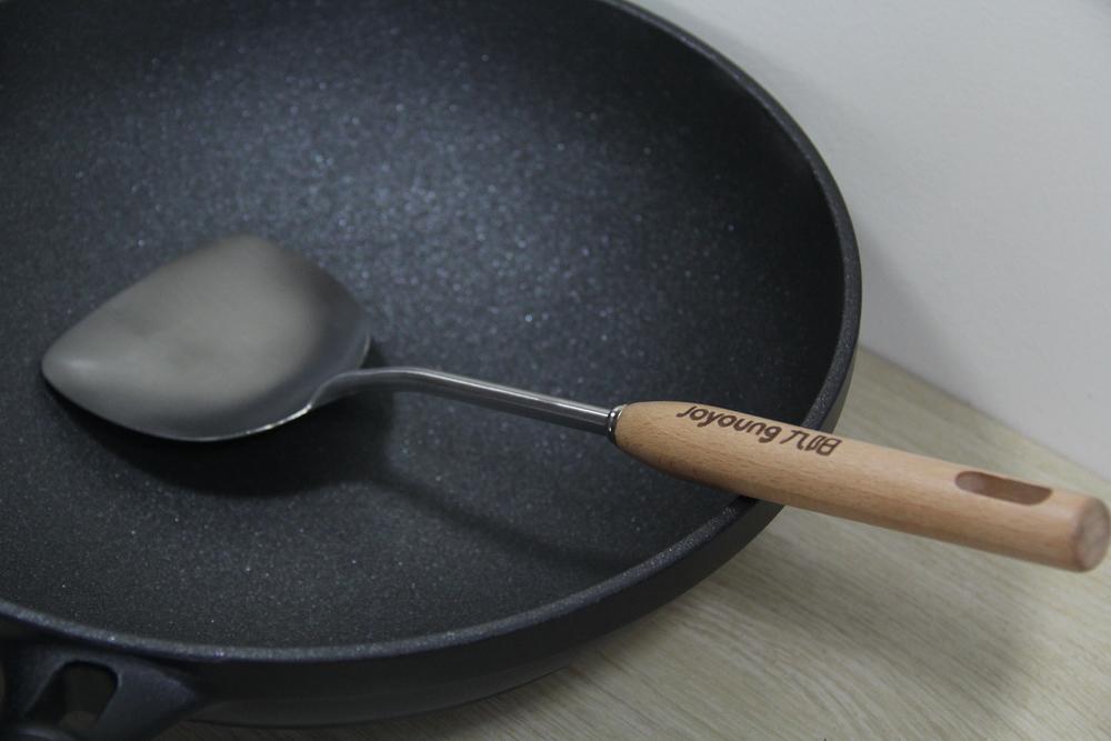 九阳晶钻耐磨不粘锅：一款敢随锅送钢铲的明火锅