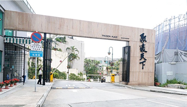 黄日华在爱妻临终前承诺永不再娶，买下夫妻墓