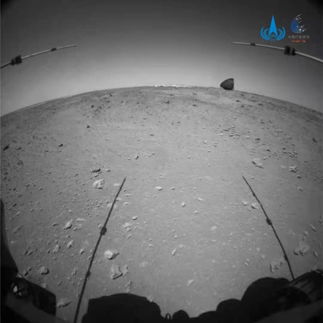 最新火星影像：“祝融号”近距离“看”降落伞与背罩